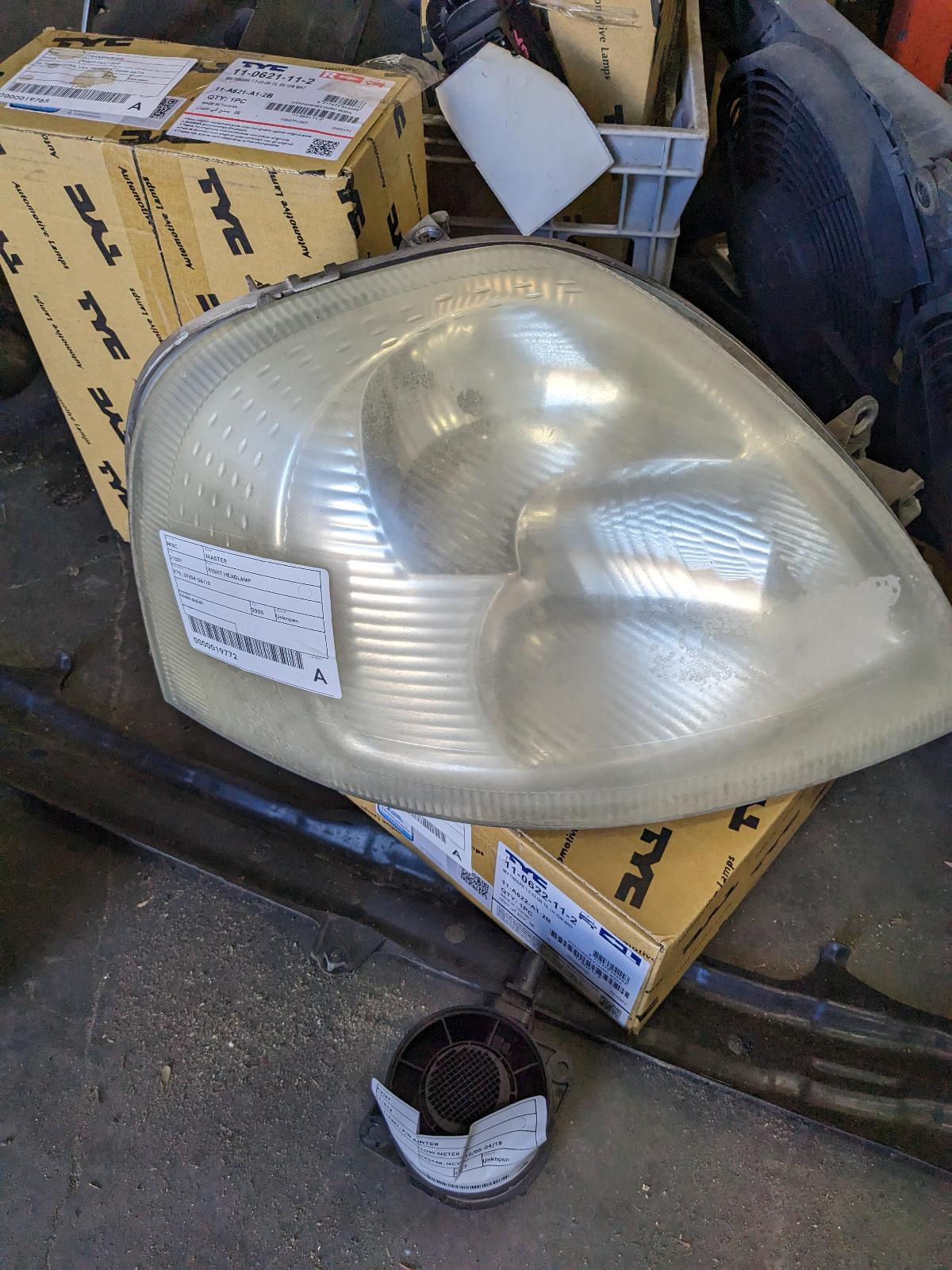 View Auto part Right Headlamp Renault Master 2008
