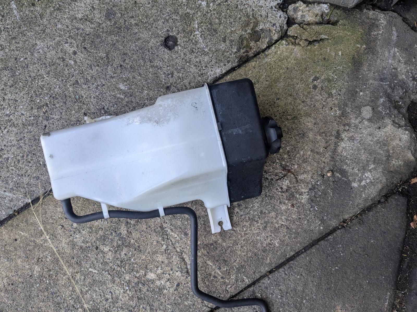 2010 Hyundai Iload/imax Overflow Bottle View Auto part Overflow Bottle Hyundai Iload/imax 2010